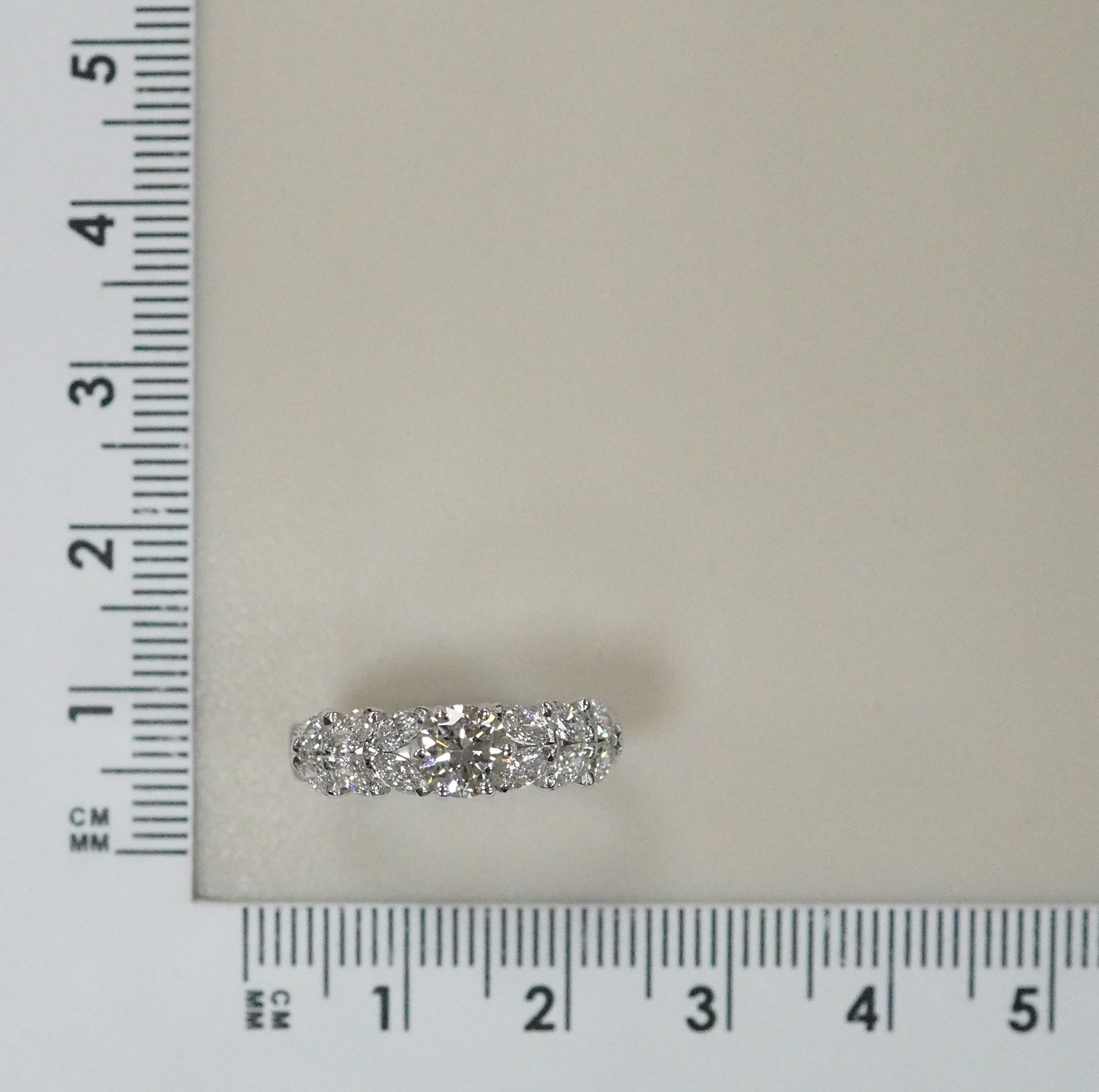 Кольцо из белого золота с бриллиантами